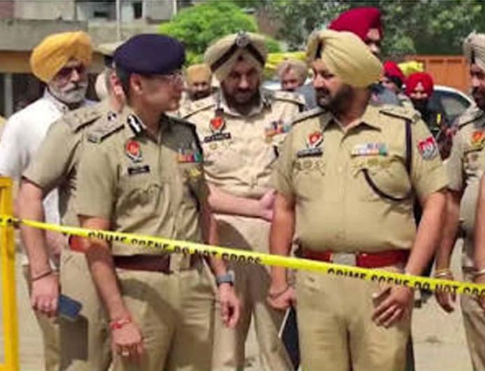 अजनाला गोलीकांड में घायल ASI निकले भाई के कत्ल के गवाह, अस्पताल में मिलने पहुंचे DGP