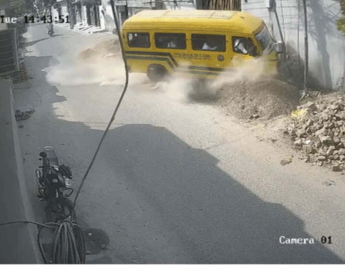 लुधियाना में बड़ा हादसा, बिजली के खंभे से टकराई बेकाबू स्कूल बस; कई बच्चे घायल