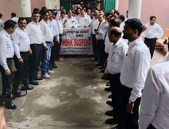 Gurugram News: जिला अदालत में वकीलों की हड़ताल, हमलावरों की गिरफ्तारी की मांग पर अड़े