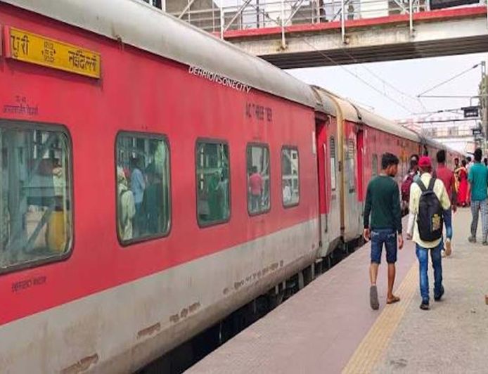 त्योहारों पर यात्रियों को राहत! मंडोर एक्सप्रेस में बढ़ेंगे AC कोच, साबरमती-दिल्ली के बीच चलेगी स्पेशल ट्रेन