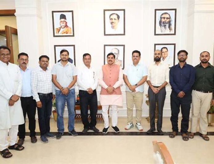 स्वामित्व योजना के क्रियान्वयन में पूर्ण सहयोग करेंगे पटवारी मुख्यमंत्री डॉ. यादव से मिले पटवारी संघ के पदाधिकारी