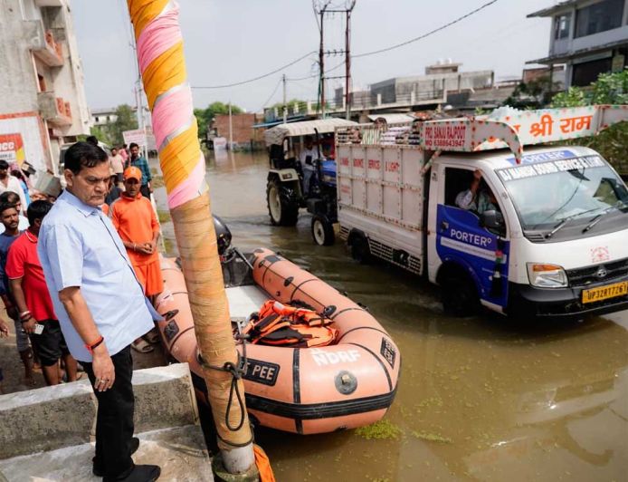 बाढ़ प्रभावितों को राहत पहुंचाने के लिए युद्ध स्तर पर कार्य कर रही योगी सरकार, नगर विकास मंत्री ने फैजुल्लागंज-दाउदनगर में किया निरीक्षण