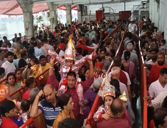 Amritsar News: संतान प्राप्ति की मन्नत पूरी होने पर बच्चों ने पहना ‘लंगूर का बाना’, मंदिर में उमड़ी भीड़