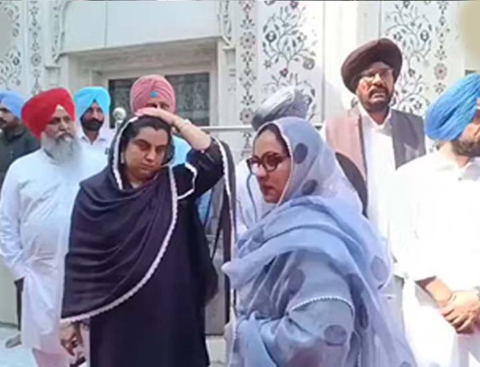 गुरुद्वारा बंगला साहिब में जूते पहनकर घुसने का मामला, AAP नेताओं ने सौंपा ज्ञापन