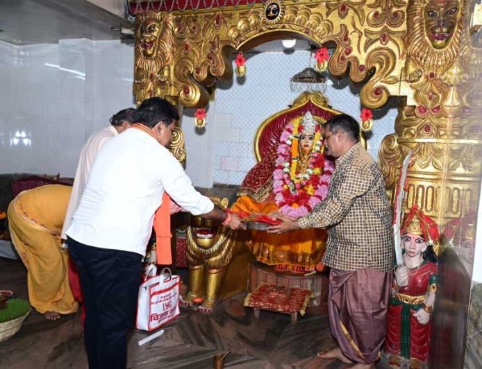 उप मुख्यमंत्री  विजय शर्मा ने कवर्धा में मां महामाया और मां विंध्यवासिनी के दर्शन कर प्रदेश की सुख-समृद्धि और खुशहाली की कामना की