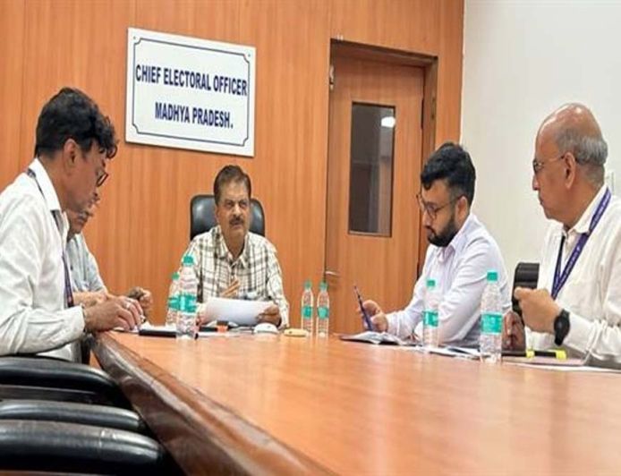 नए मतदाताओं के शिविरों के माध्यम से अधिक से अधिक फॉर्म प्राप्त करें : मुख्य निर्वाचन पदाधिकारी श्री झा