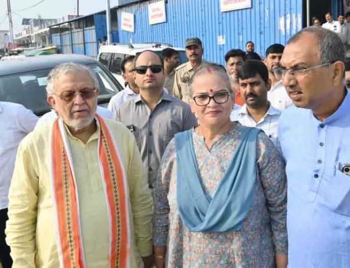योगी सरकार फैजुल्लागंज में लगातार चला रही बाढ़ राहत कार्य, प्रभारी मंत्री ने किया निरीक्षण