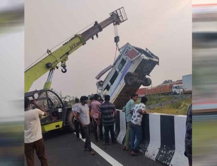 दिल्ली-मुंबई एक्सप्रेसवे पर भीषण हादसा, बस खाई में गिरी, 8 लोगों की मौत