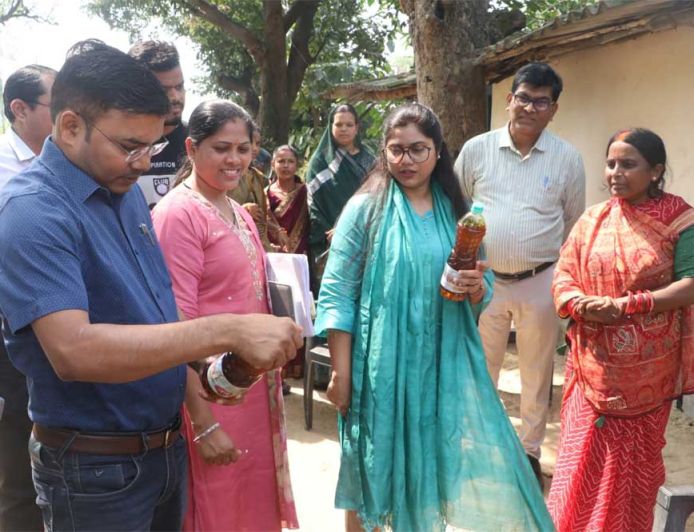 स्वरोजगार से आत्मनिर्भरता की राह पर ग्रामीण महिलाएं कलेक्टर ने पूजा महिला स्व-सहायता समूह की आजीविका गतिविधियों का लिया जायजा