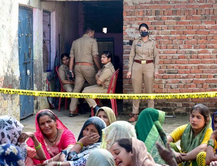 ग्रेटर नोएडा में एक ही परिवार के 5 लोगों की मौत, जांच जारी