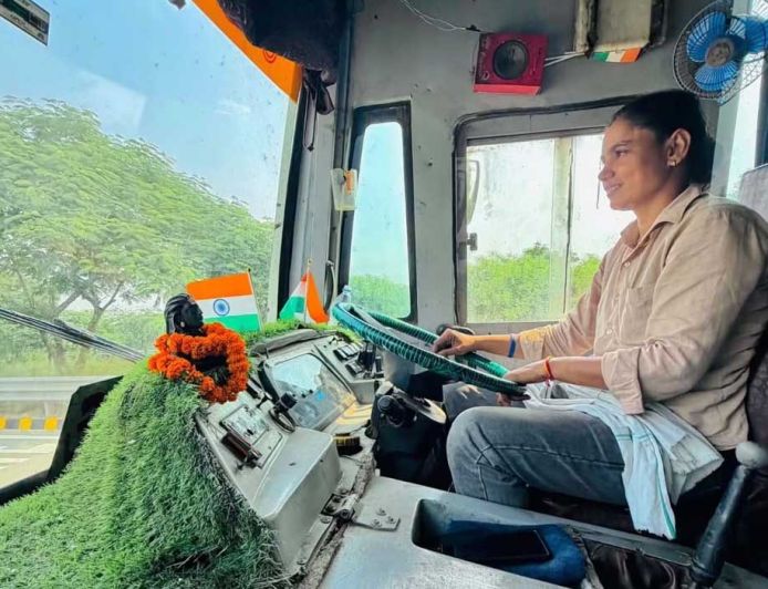 शक्ति स्वरूपा सोनू ने परंपरा तोड़कर संभाला बस का स्टीयरिंग