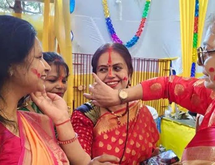 पटना में सिंदूर खेला के साथ मां दुर्गा को विदाई, लाल-सफेद साड़ियों में सजी महिलाओं ने निभाई परंपरा