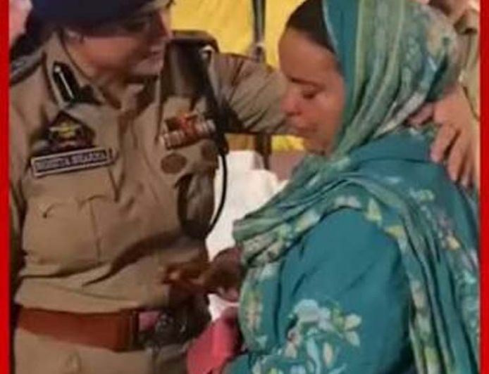 यूपी पुलिस की ‘वर्दी’ में दिखी शहादत की कहानी, अपनों को खोने का दर्द और देशसेवा का जज्बा
