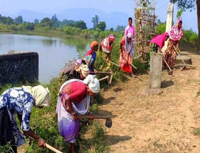 माटी में रोजगार- प्रतिदिन 300 रुपए की मजदूरी से श्रमिक परिवारों को मिला मजबूत आर्थिक आधार, पलायन पर लगी रोक
