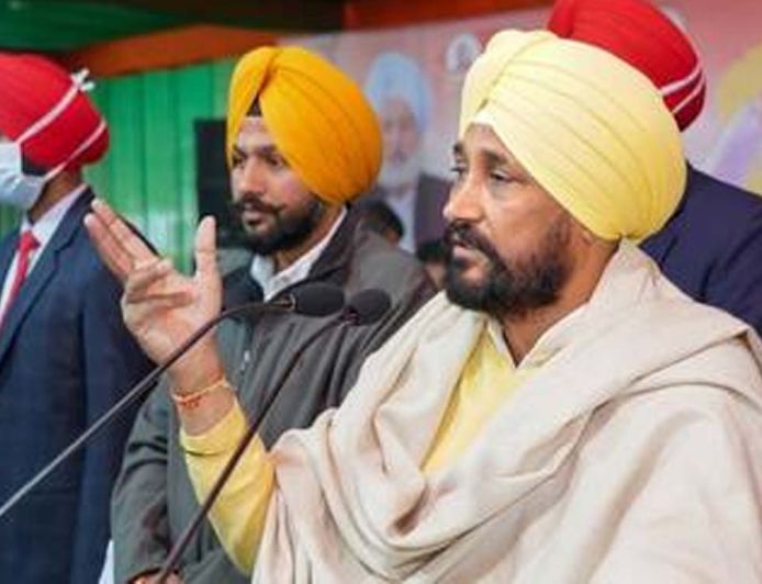 मानसा में मृतक दलजीत के परिवार से मिले पूर्व CM चरणजीत चन्नी, पुलिस कार्रवाई पर जताई नाराजगी