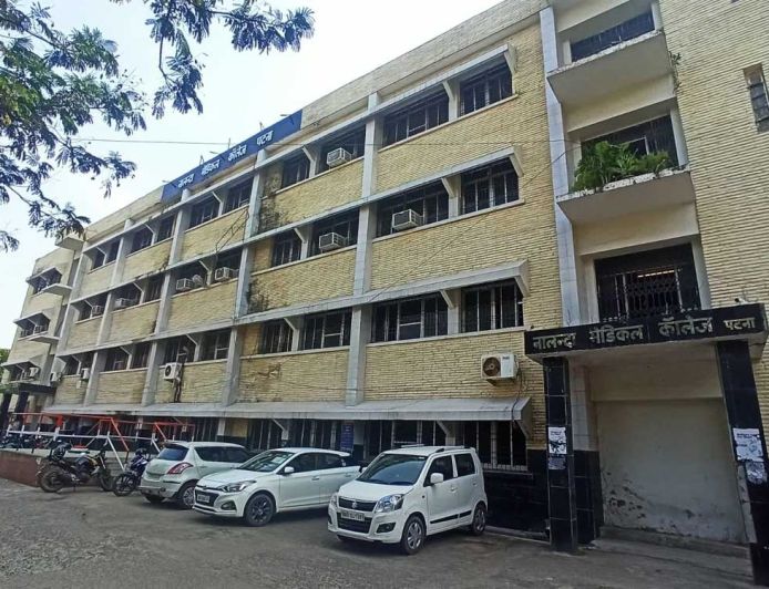 पटना  NMCH में रैगिंग का ‘रूलबुक’ वायरल: ‘बॉस-मैम कहो, नजरें झुकाओ’, पूरा सीनियर बैच 3 महीने के लिए सस्पेंड
