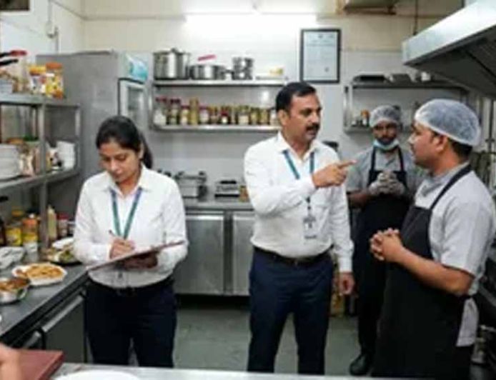 गुरुग्राम में खाद्य प्रतिष्ठानों का निरीक्षण, साफ-सफाई और सैनिटाइजेशन पर जोर