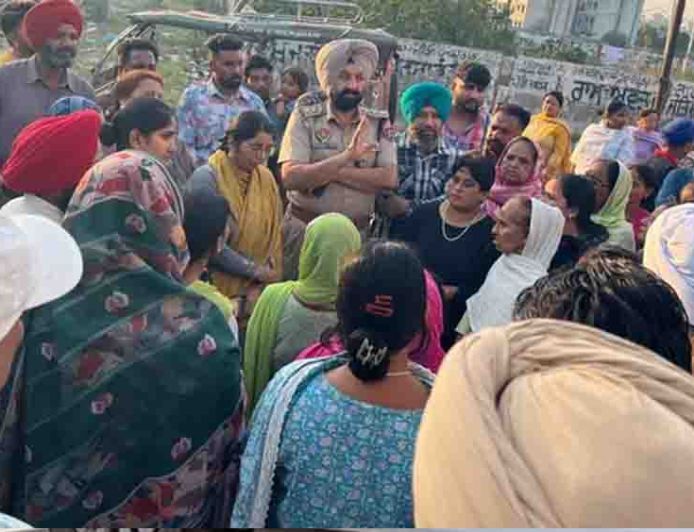 पंजाब के मकबूलपुरा पहुंचीं SDM, नशे के खिलाफ जंग में लोगों से मांगा सहयोग
