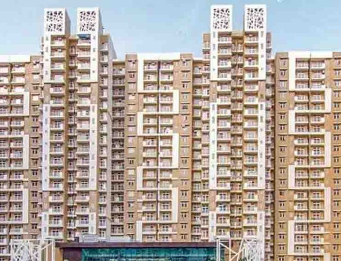 ग्रेटर नोएडा में दर्दनाक हादसा, 23वीं मंजिल से गिरकर पिता-पुत्र की मौत
