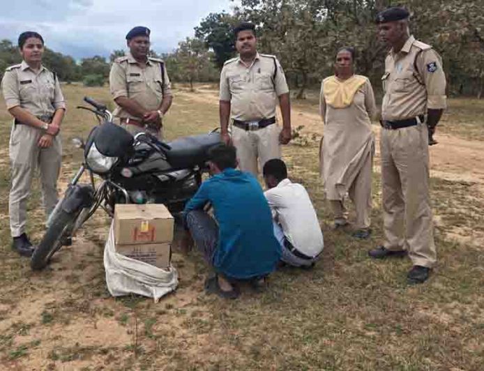 आबकारी ने तीन अलग अलग स्थानों से मोटरसाइकिल सहित चार आरोपियों से अवैध शराब पकड़ी