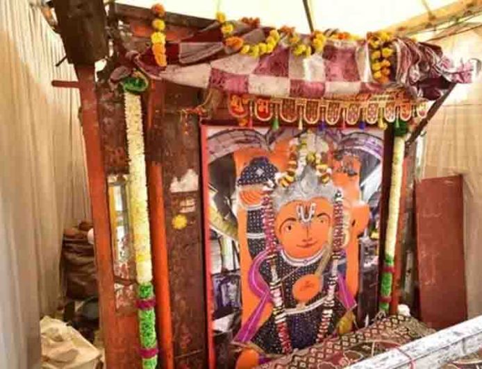 उज्जैन के खड़े हनुमान मंदिर में आधी रात तकनीकी जांच, मूर्ति की गहराई मापने पहुंची टीम