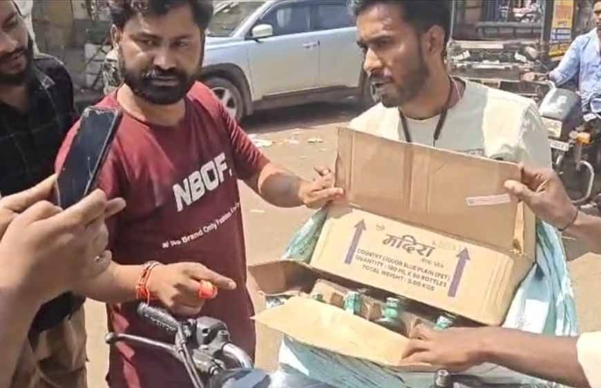 डिंडौरी: युवाओं ने पकड़ी 3 पेटी अवैध शराब, आरोपी ने दी जान से मारने की धमकी, पुलिस की भूमिका पर उठे सवाल!