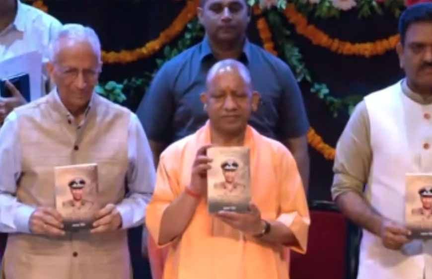 CM योगी ने वीरता पदक से सम्मानित किए पुलिसकर्मी, शहीद इंस्पेक्टर की पत्नी को भी सम्मान