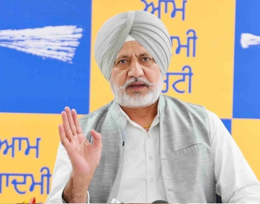 बहरीन से बीवी लाने और गाड़ी देने पर AAP का सुखबीर बादल से सवाल