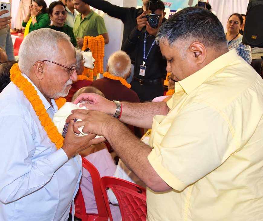 अंतर्राष्ट्रीय वृद्धजन दिवस पर सियानगुड़ी में बुजुर्गों का सम्मान,  राजेश अग्रवाल ने शॉल-फल भेंट कर लिया आशीर्वाद