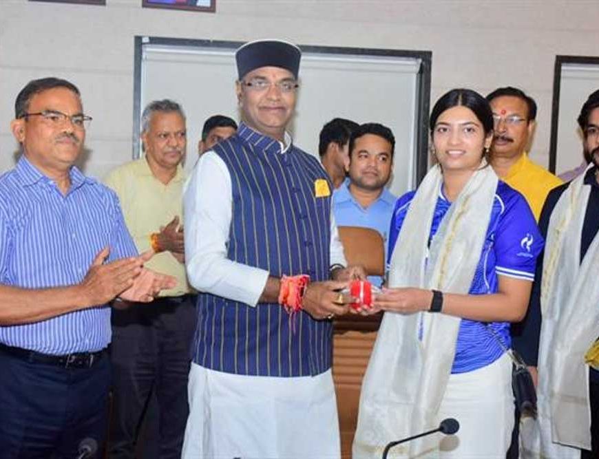 एशियन गेम्स पदक विजेता आशी-ऐश्वर्य से मिले मंत्री सारंग, बोले- 6 साल की उम्र से तराशेंगे खेल प्रतिभाएं