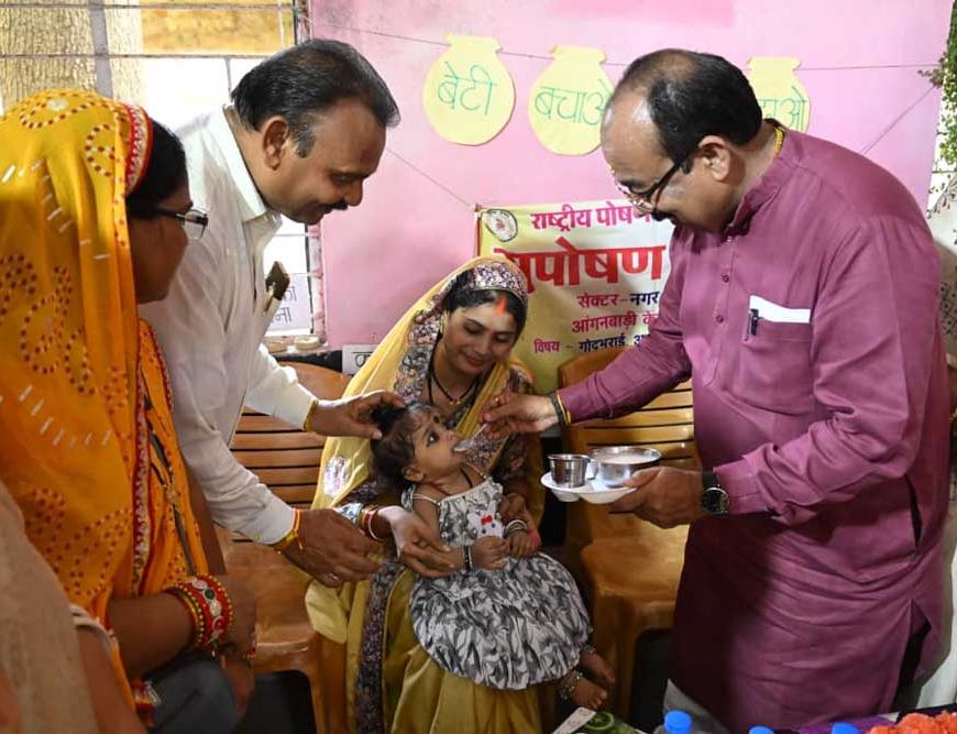 "बच्चों के अंदर अपना बचपना ढूंढता हूं..." जमीन पर बैठकर बच्चों संग खेले श्री अरुण साव