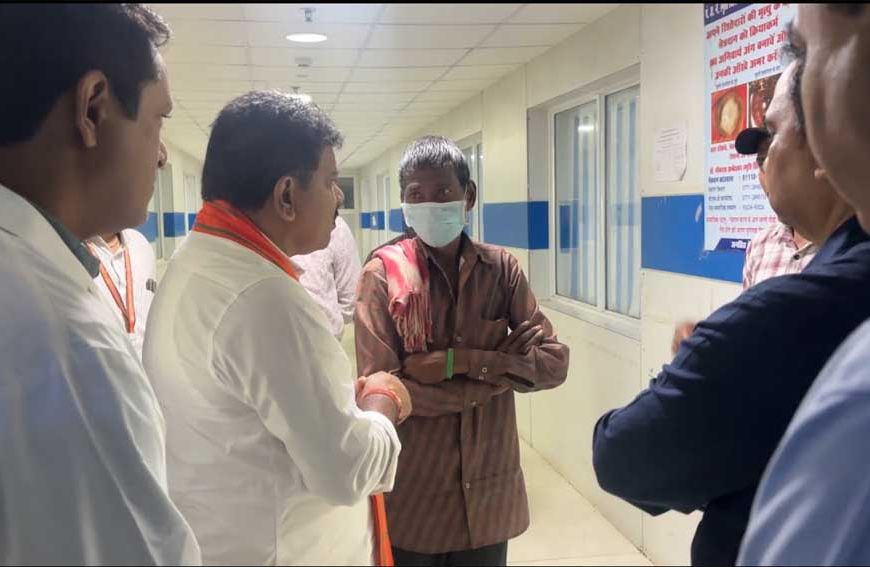 उप मुख्यमंत्री  विजय शर्मा ने अस्पताल पहुंचकर जाना सड़क हादसे में घायलों का हाल