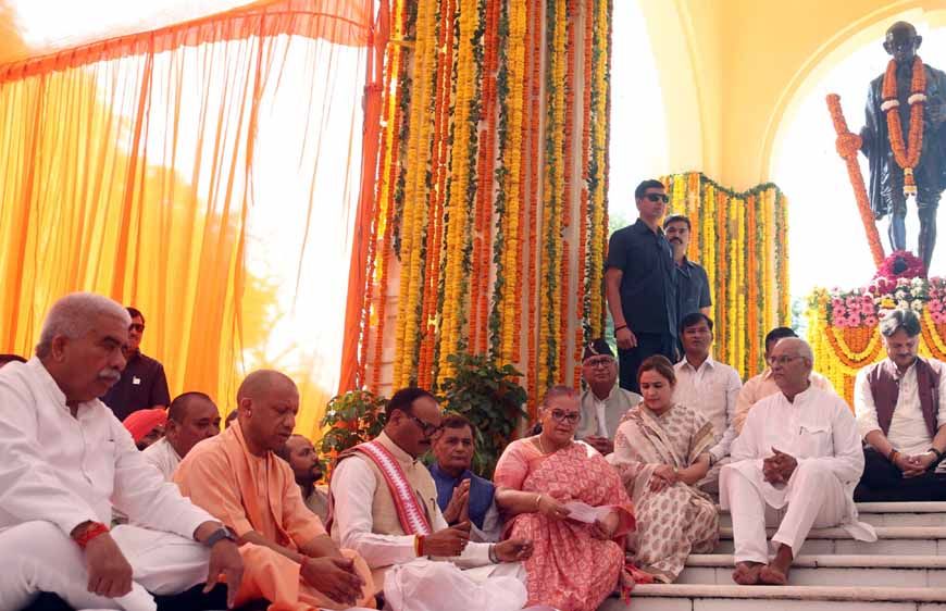 मुख्यमंत्री ने राष्ट्रपिता महात्मा गांधी की प्रतिमा पर किया पुष्पार्चन
