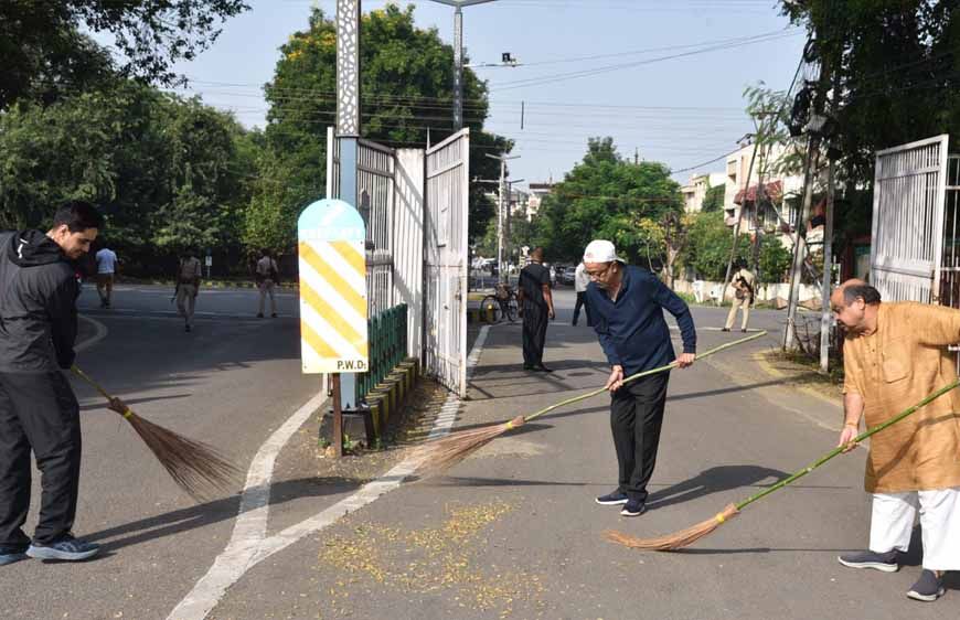 राज्यपाल डेका ने गांधी जयंती पर की साफ-सफाई