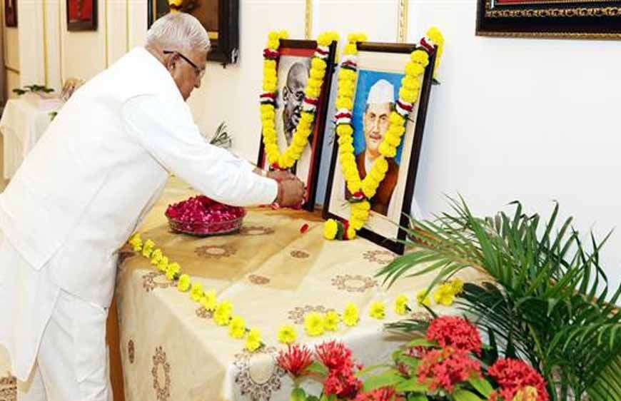 राज्यपाल पटेल ने महात्मा गांधी और पूर्व प्रधानमंत्री स्व. शास्त्री को किया नमन