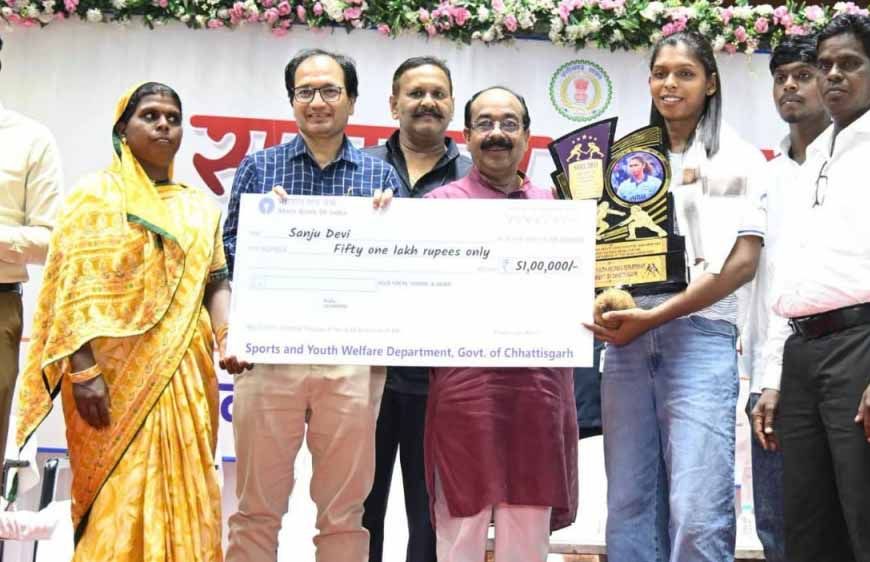 रायपुर : उप मुख्यमंत्री अरुण साव ने बहतराई खेल अकादमी के अंतरराष्ट्रीय पदक विजेता खिलाड़ियों का किया सम्मान, बढ़ाया हौसला
