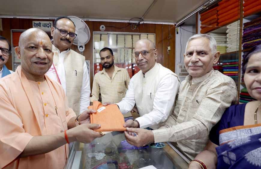 मुख्यमंत्री ने गांधी जयंती पर खादी आश्रम से की खरीदारी