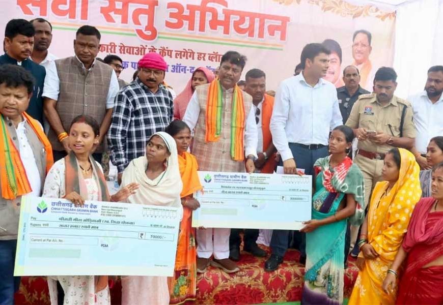 वन मंत्री केदार कश्यप ने हितग्राहियों को सौंपी आवास की चाबी, वनाधिकार पत्र और योजना सहायता