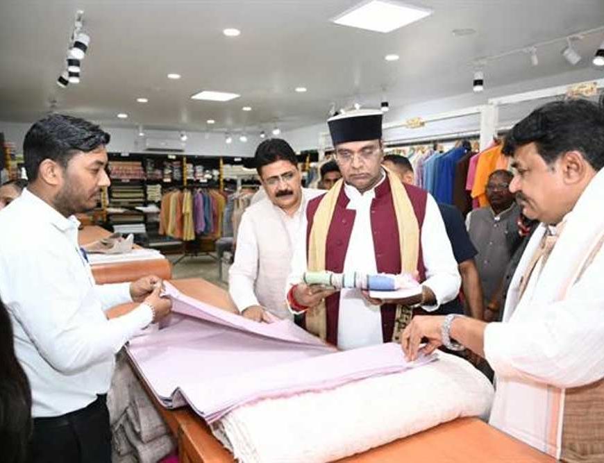 गांधी जयंती पर मंत्री  विश्वास सारंग ने खरीदे खादी के वस्त्र; स्वदेशी अपनाने का दिया संदेश