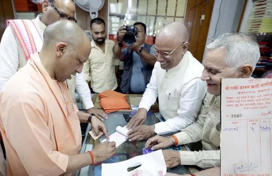 गांधी जयंती पर CM योगी ने खरीदा खादी का गमछा, बोले- स्वदेशी से स्वावलंबन की ओर बढ़े भारत