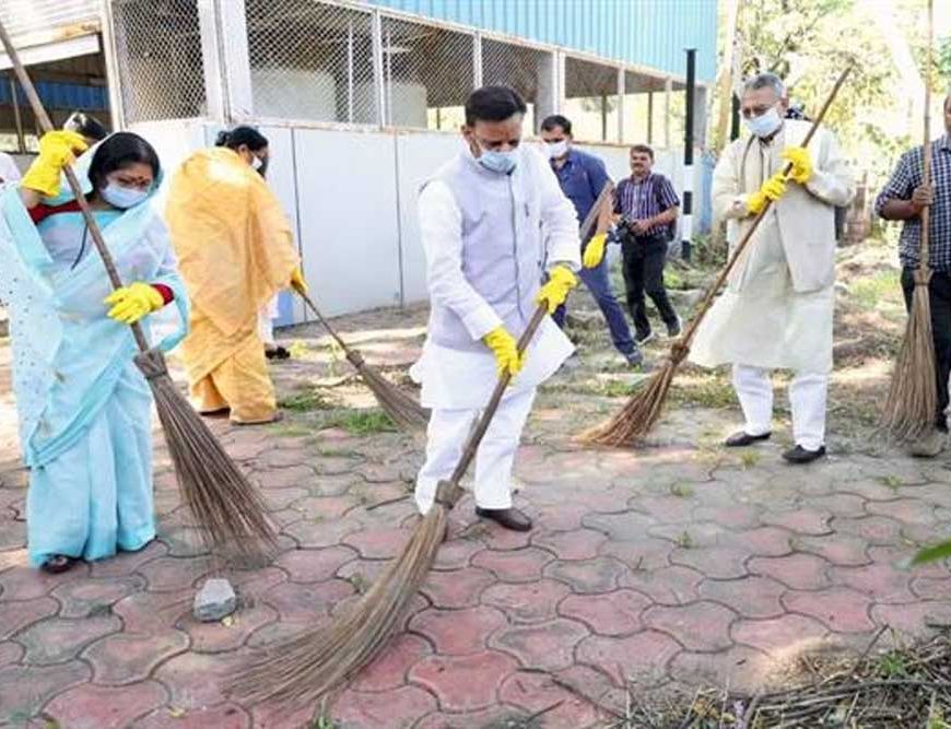 स्वच्छता को अपनी आदत बनाएं, स्वच्छ एवं स्वस्थ भारत के निर्माण में दें योगदान : उप मुख्यमंत्री  शुक्ल