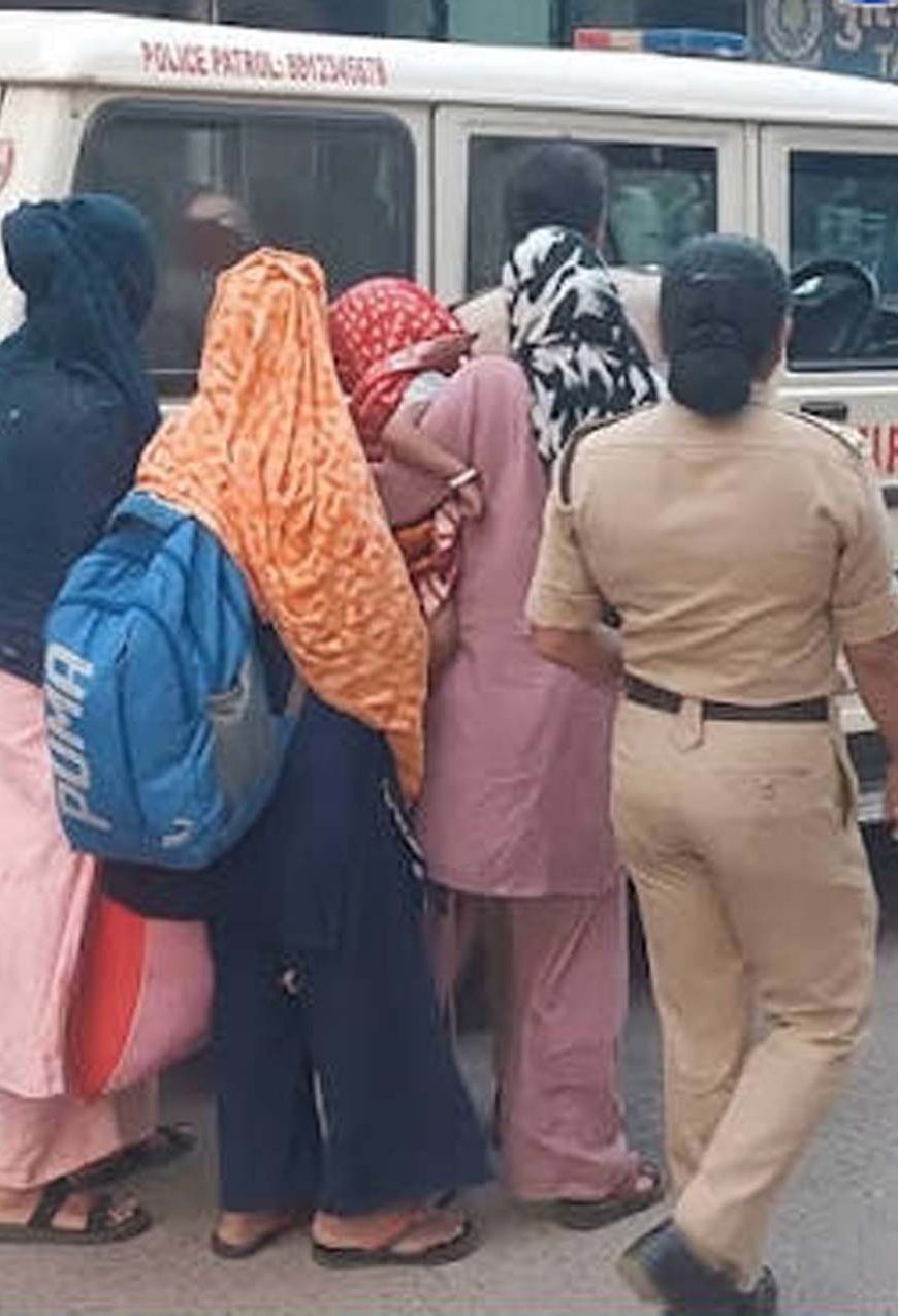 धमतरी में पुलिस की बड़ी कार्रवाई, छापेमारी में सेक्स रैकेट से जुड़े 18 युवक-युवतियां पकड़े गए