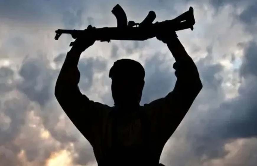 अमृतसर में हथियारों की बड़ी खेप बरामद, AK-47 और 2 हैंड ग्रेनेड के साथ तस्कर गिरफ्तार