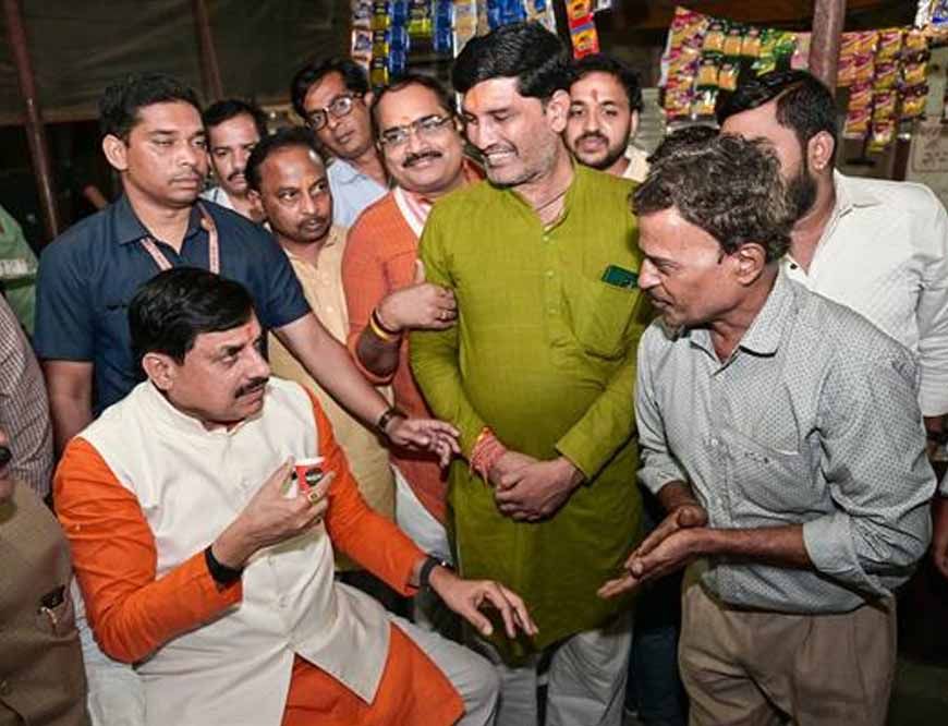 मुख्यमंत्री डॉ. यादव ने बरेला में सड़क किनारे लगी दुकान पर पी चाय