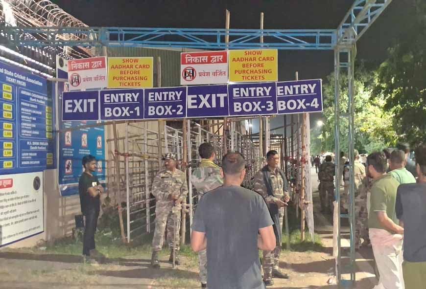 भारत-वेस्टइंडीज T20 का जबरदस्त क्रेज, टिकट के लिए रातभर रांची स्टेडियम के बाहर डटे हजारों फैन्स