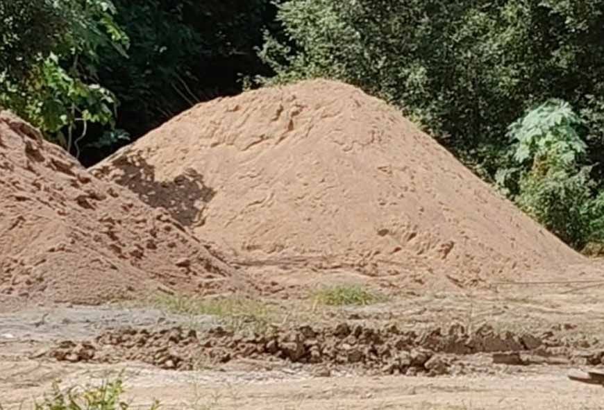चंबल से रेत उत्खनन पर रोक के दावे खोखले, कलेक्टर कार्यालय के पीछे निर्माण में रेत के इस्तेमाल का आरोप