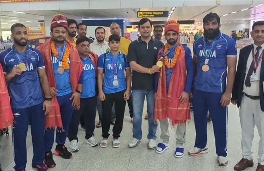 एशिया चैंपियनशिप से लौटे हरियाणा के खिलाड़ियों का भव्य स्वागत, 32 पदक जीतने पर खेल मंत्री ने दी बधाई