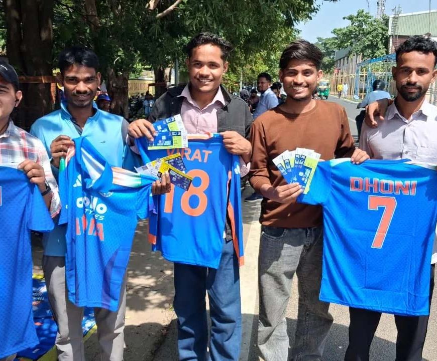 भारत-वेस्टइंडीज T20: टिकट के लिए रात से जुटी भीड़, JSCA स्टेडियम के बाहर उमड़ा फैंस का सैलाब