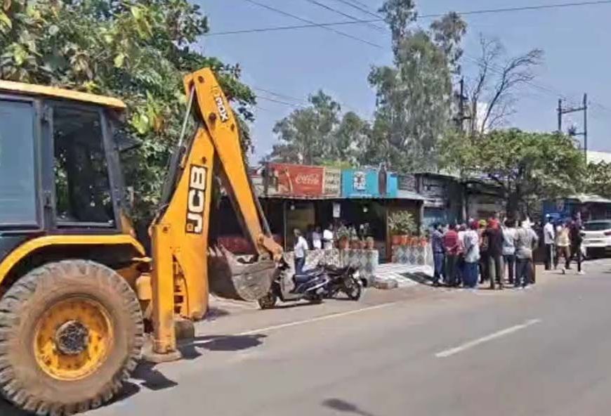 रायपुर में ढाबा तोड़ने पहुंची प्रशासन की टीम, संचालक ने खुद पर पेट्रोल डालकर मचाया हंगामा