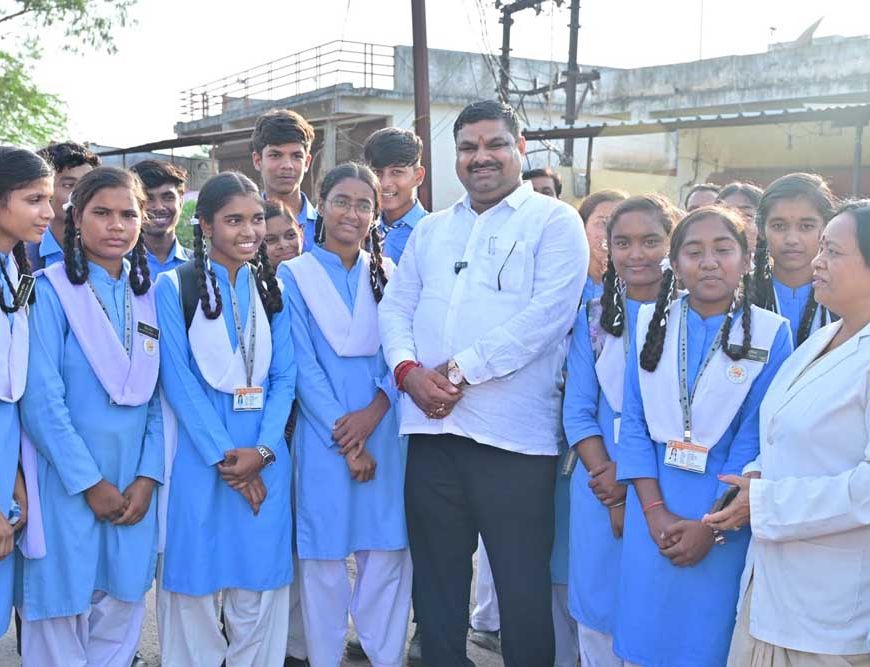 शिक्षा मंत्री  गजेन्द्र यादव स्कूल से घर लौट रहे स्कूली बच्चों के बीच पहुंचकर सहज संवाद में जानी पढ़ाई और स्कूल की जरूरतें